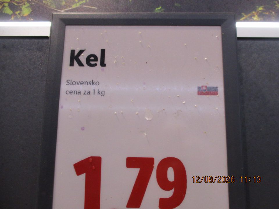 Na predajnej ploche na úseku ovocia a zeleniny s kelom ponúkaným na predaj bol zistený nadmerný výskyt živých a mŕtvych škodcov (molice) na hlávkach kelu a v jeho okolí lišty slúžiacej na umiestnenie cenoviek.