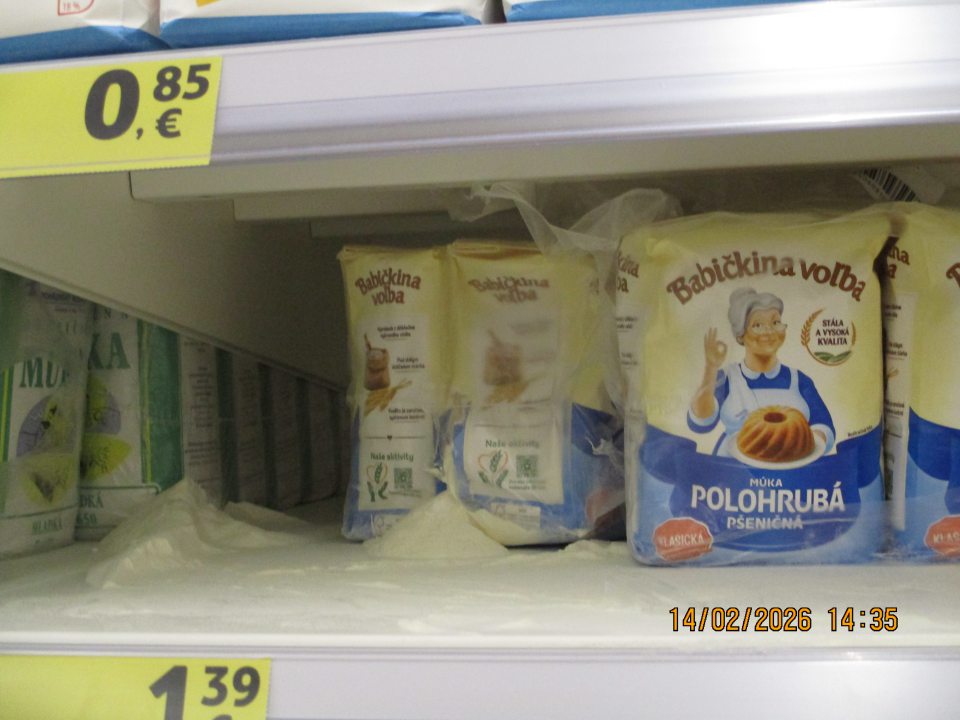 Na predajnej ploche: Na regáli s uloženou spotrebiteľsky balenou múkou zistený výskyt rozsypaného obsahu spotrebiteľsky balenej múky.