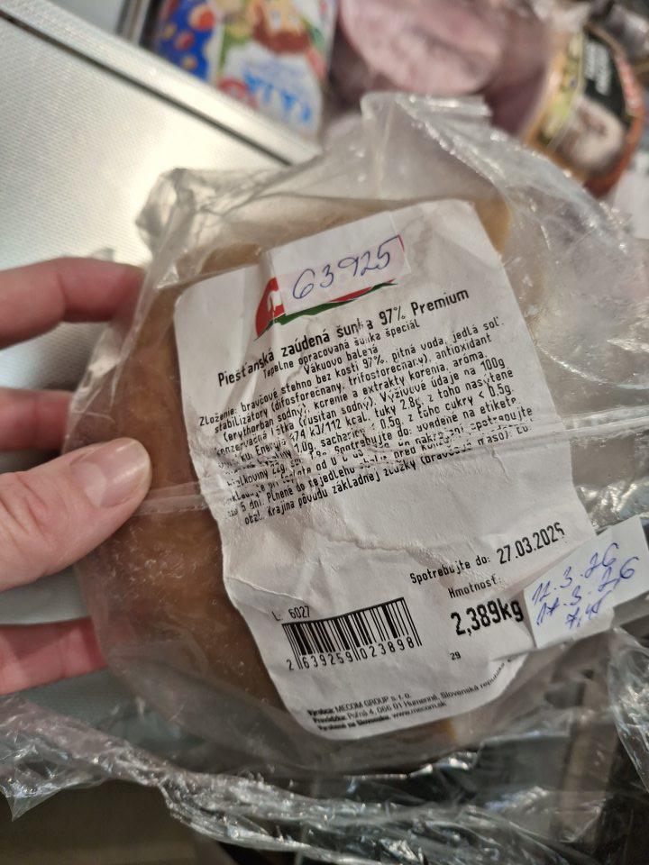 Predaj potraviny so zmyslovými zmenami - kyslastý zápach.