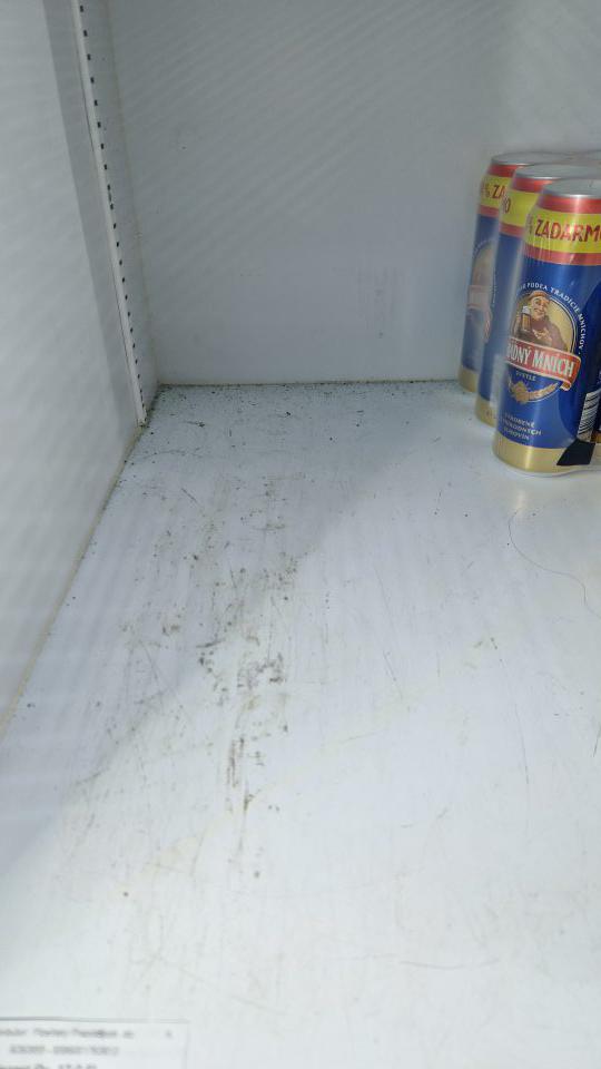 3. Znečistená ložná plocha chladiaceho zariadenia na predajnej ploche.