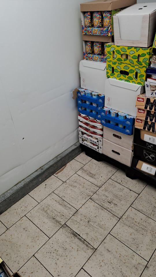 Podlaha v chladiarenskom boxe na mliečne výrobky je znečistená nečistotou čiernej farby.