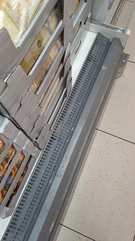 Chl. vitrína na predajnej ploche je znečistená zasušenými zvyškami potravín v časti kde je lišta a mriežka.