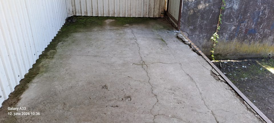 vonkajšia rampa znečistená a poškodená