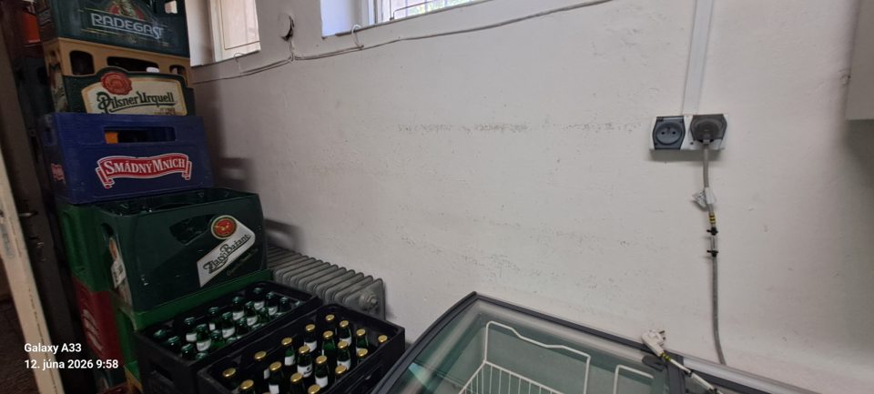 stena v sklade znečistená
