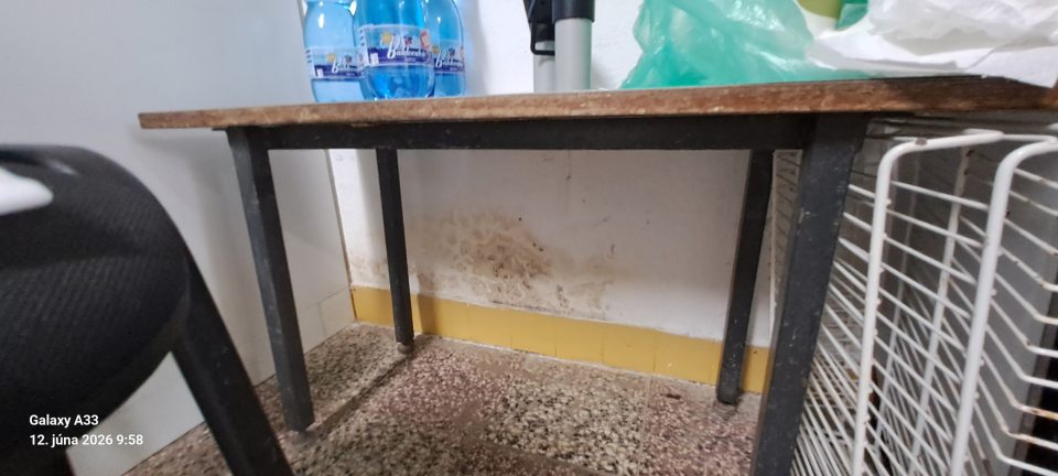 stena poškodená a znečistená
