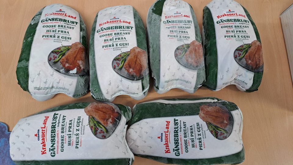 1. Uvádzanie na trh výrobku bez označenia v slovenskom jazyku v kodifikovanej forme "Husací prsný rezeň" hlbokozmrazené.