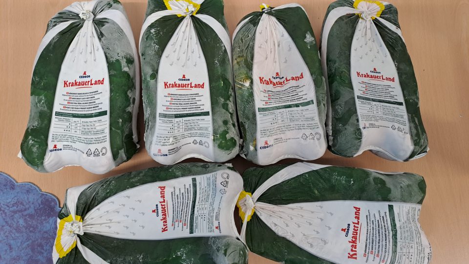 2. Uvádzanie na trh výrobku bez označenia v slovenskom jazyku v kodifikovanej forme "Husací prsný rezeň", hlbokozmrazené.