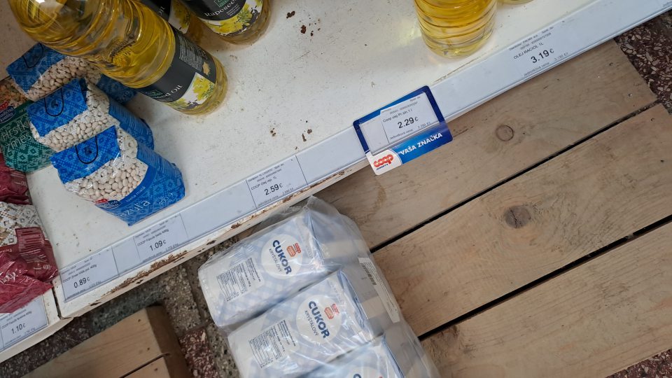 2. Poškodený náter regálov , miestami so začínajúcou koróziou v predajni.