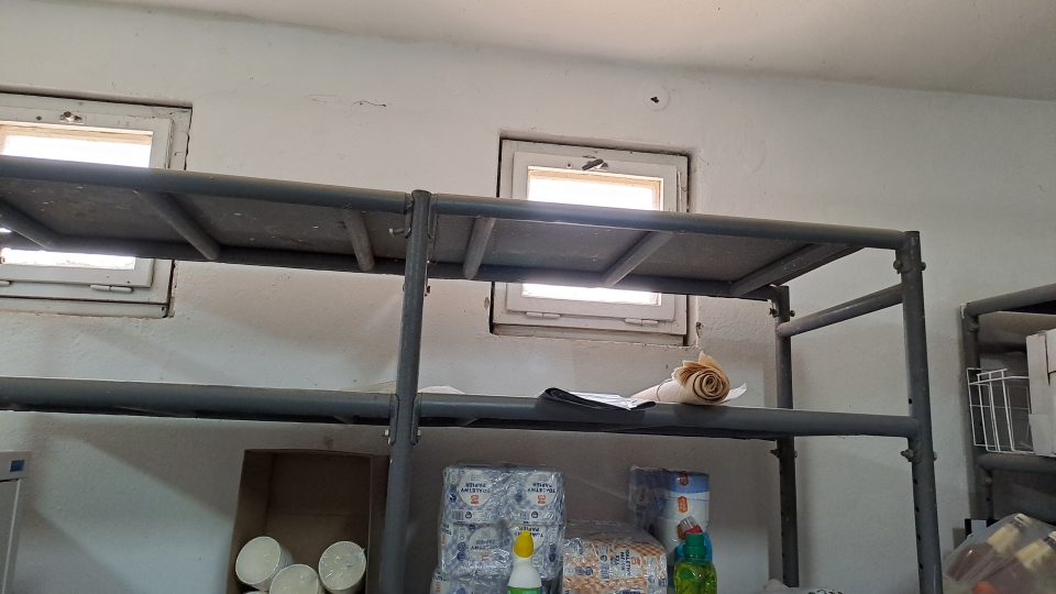 4. V suchom sklade potravín je omietka na viacerých miestach popraskaná, miestami opadáva.