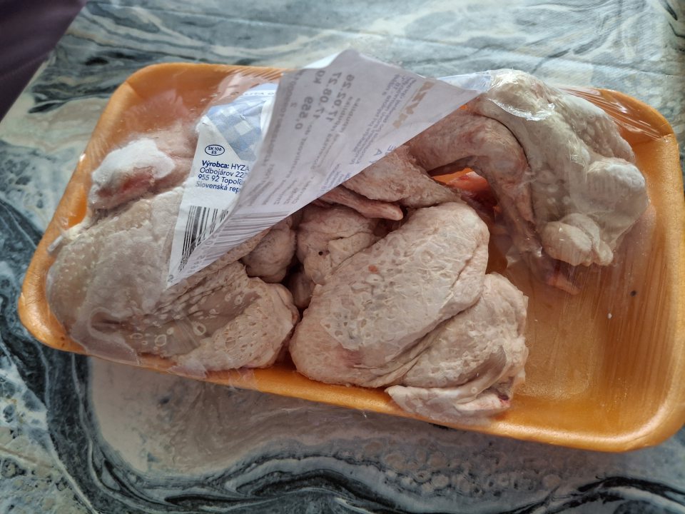 Predaj hlbokozmrazených potravín s poškodeným obalom: 2. Kuracie krídla hlbokozmrazené, 1 ks, 0,559 kg, celková cena: 3,69 eur/kg, výrobca: HYZA a.s., Topoľčany, SK 106 ES, minimálna trvanlivosť do: 17.08.27