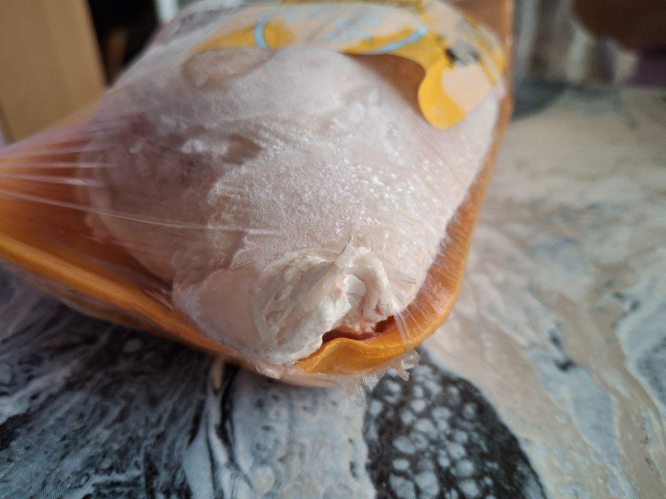 Predaj hlbokozmrazených potravín s poškodeným obalom: Kuracie štvrte stehenné hlbokozmrazené, 1 ks, 0,804 kg, celková cena: 2,89 eur/kg, výrobca: HYZA a.s. Topoľčany, SK 106 ES, minimálna trvanlivosť do: 13.10.2027.