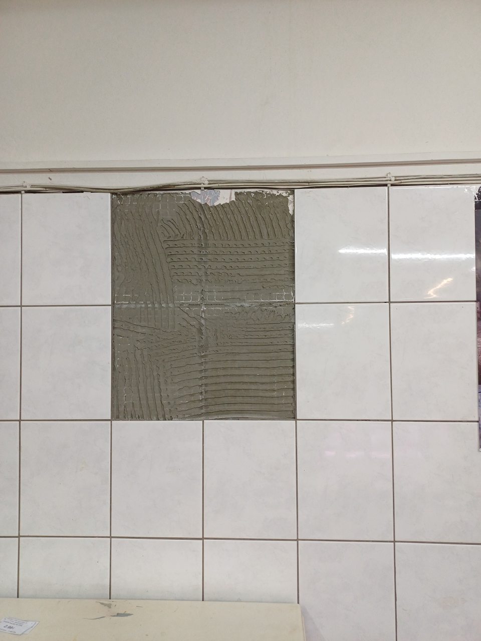 Poškodená stena v priestore predaja mäsových výrobkov.