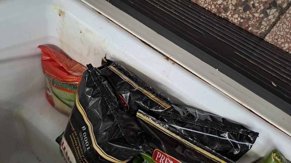 1.Ložná plocha chladiarenského zariadenia v predajni bola zatečená tekutinou zo skladovaných potravín.