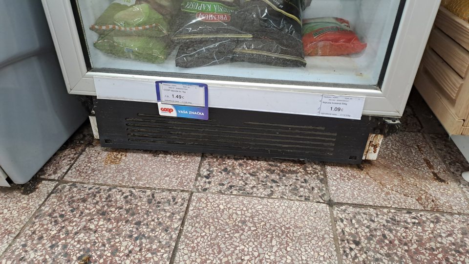 2. Plocha pod chladiacim zariadením v predajni bola znečistená- zatečená tekutinou zo skladovaných potravín.