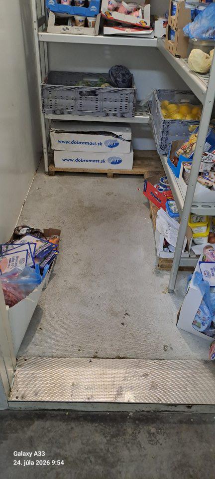 znečistená podlaha v chladiacom boxe