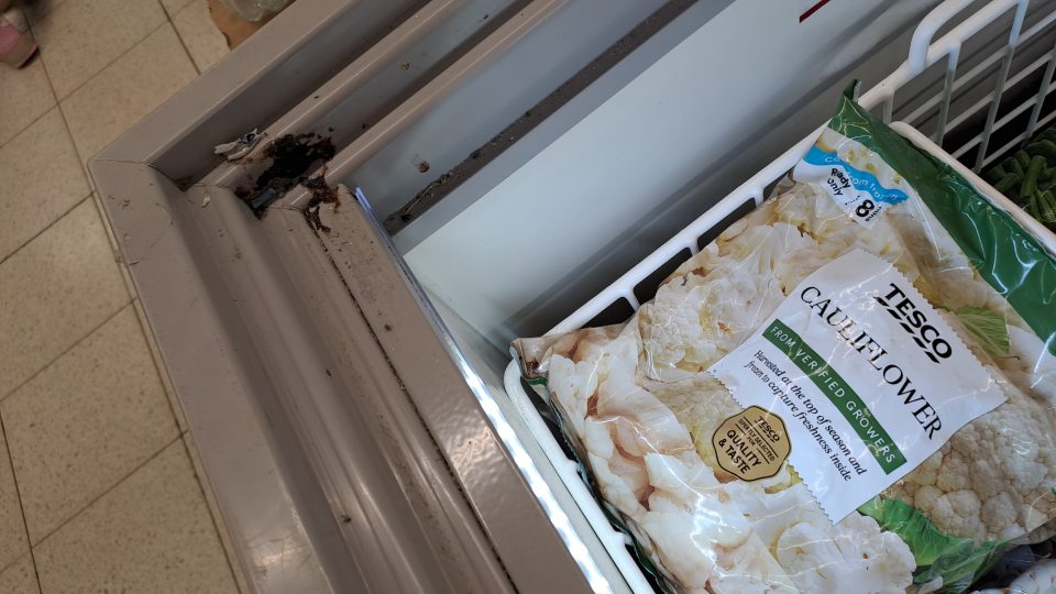 4. Znečistené mraziarenské zariadenie na predajnej ploche v mieste predaja hlbokozmrazenej pizze - zaschnuté zvyšky potravín, omrvinky.
