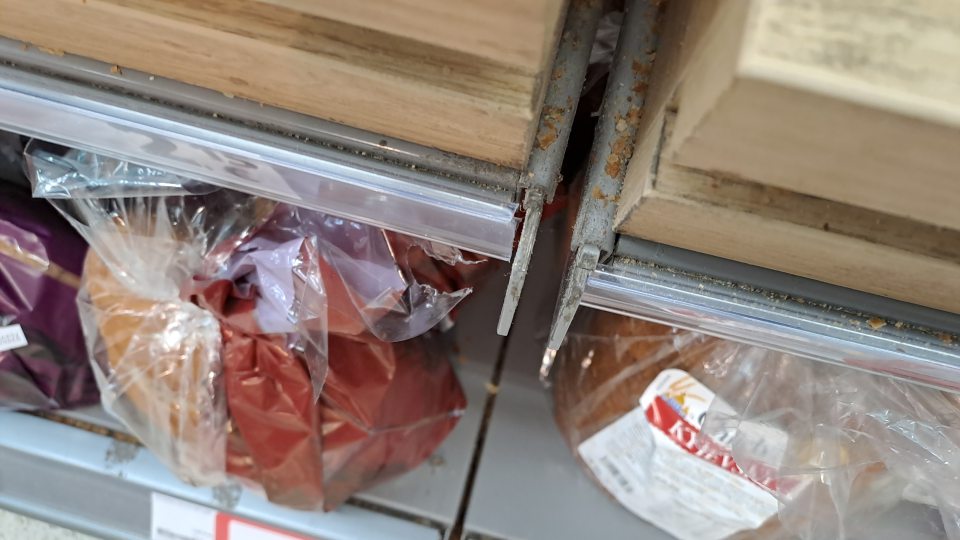 5.Znečistené regále na predajnej ploche v mieste predaja baleného pečiva - omrvinky, zaschnuté nečistoty, prach.