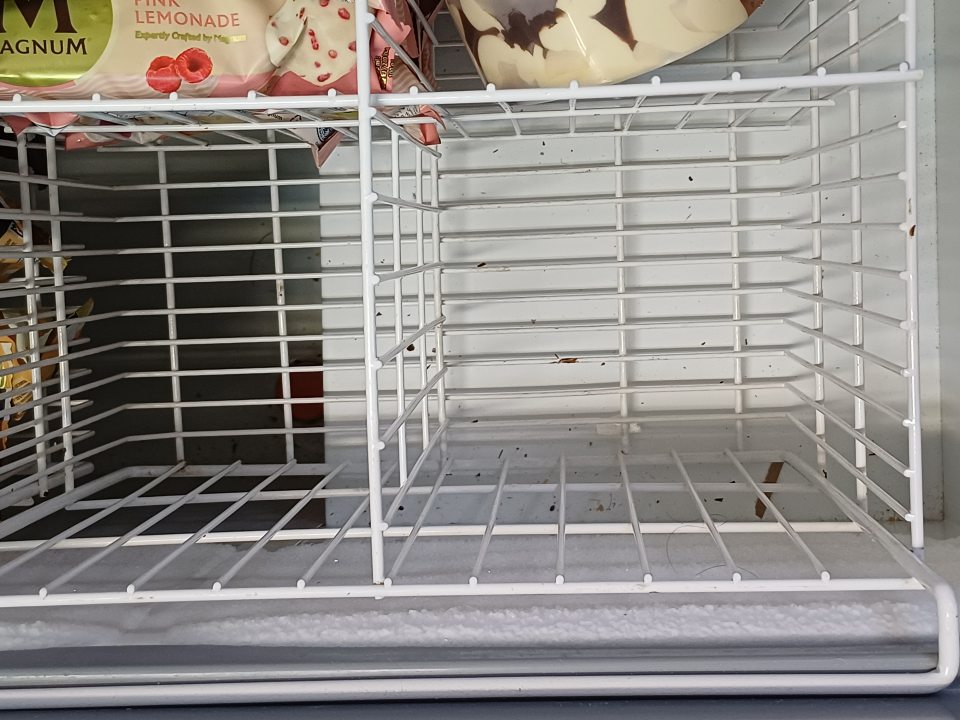 2. Mraziace zariadenie na predajnej ploche znečistené hrubou námrazou a zaschnutými potravinami.