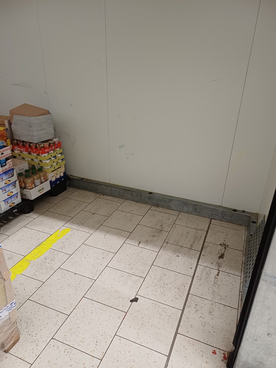Podlaha v chladiarenských boxoch na mliečne aj mäsové výrobky je znečistená nečistotou čiernej farby.