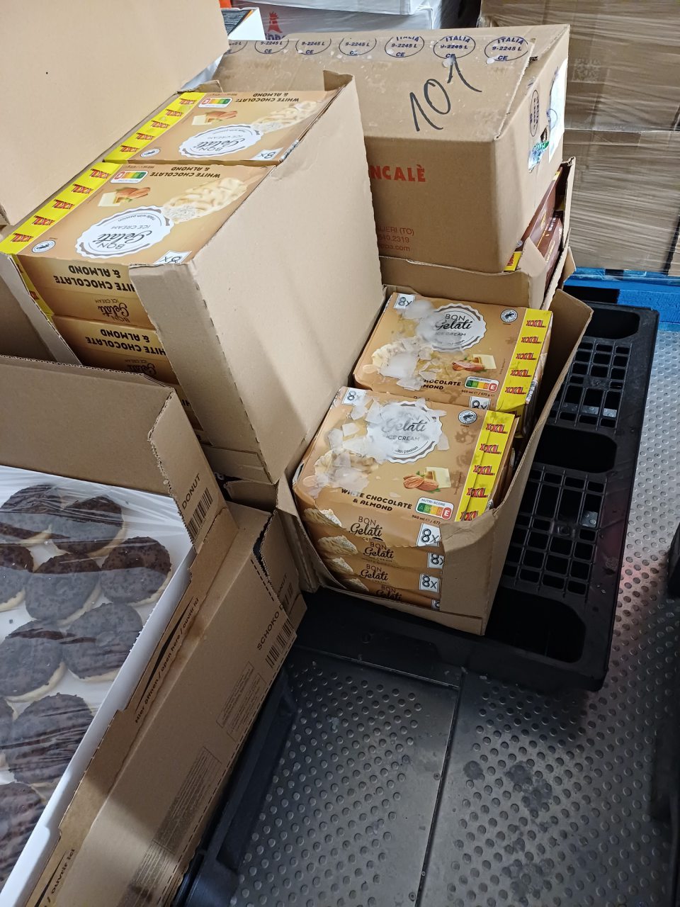 Mraziarenský box pre mrazené pekárenské výrobky - na agregáte je vrstva námrazy a na výrobkoch uskladneých pod ním je vrstva ľadu a kartóny sú potečené.