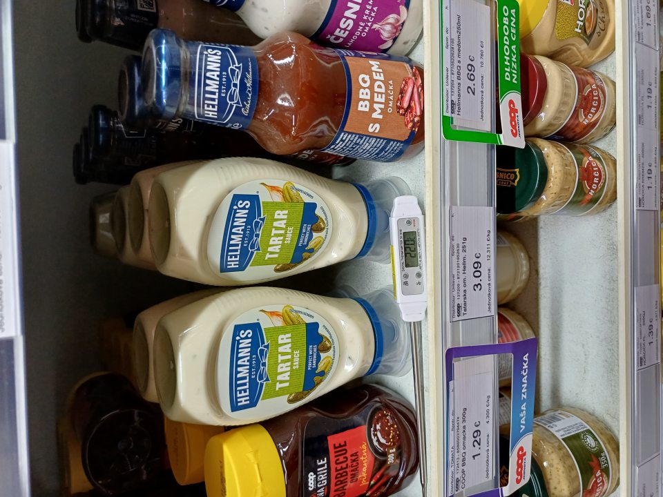 5. Na predajnej ploche v regáli pri teplote +22°C bol umiestňovaný výrobok s označením "Helmanns -Tatarská omáčka" 251g/250ml, v celkom počte 6 ks, cena 3,09€ á kus, celková cena :18,54€, výrobok je na etikete označený údajom: skladujte pri teplote od +5°C do +15°C. Pri ponuke na predaj je možné uchovať pri teplote +25°C najdlhšie 14 dní. Výrobok v mieste predaja nie je označený údajmi o začiatku a konci vystavovania na predajnej ploche.