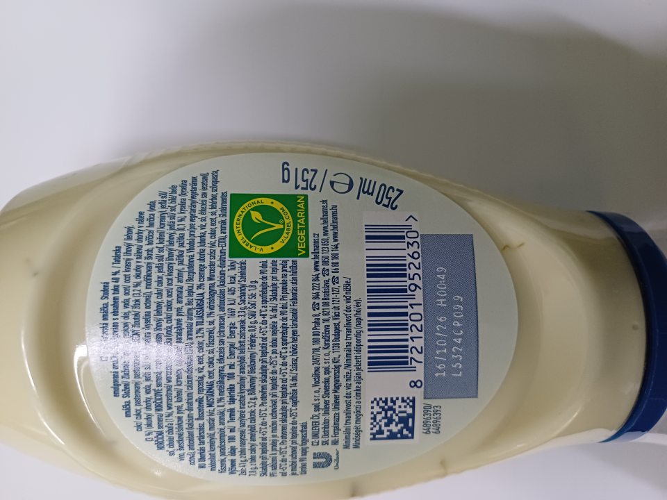 6. Na predajnej ploche v regáli pri teplote +22°C bol umiestňovaný výrobok s označením "Helmanns -Tatarská omáčka" 251g/250ml, v celkom počte 6 ks, cena 3,09€ á kus, celková cena :18,54€, výrobok je na etikete označený údajom: skladujte pri teplote od +5°C do +15°C. Pri ponuke na predaj je možné uchovať pri teplote +25°C najdlhšie 14 dní. Výrobok v mieste predaja nie je označený údajmi o začiatku a konci vystavovania na predajnej ploche.