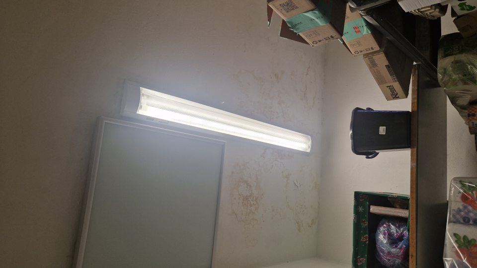 1. Strop v šatni zamestnancov znečistený potečením.