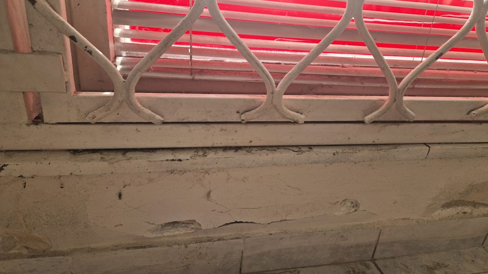 4. Poškodená stena pod oknami na predajnej ploche.